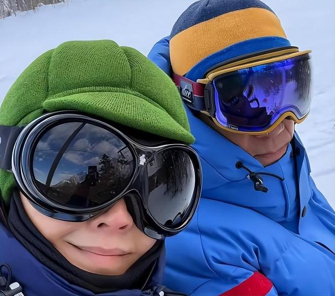 啡坐梁朝伟旁19岁李嫣兔唇疤痕明显瓦力棋牌王菲陪刘嘉玲夫妇滑雪端咖(图8)