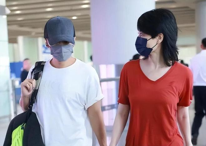 啡坐梁朝伟旁19岁李嫣兔唇疤痕明显瓦力棋牌王菲陪刘嘉玲夫妇滑雪端咖(图2)