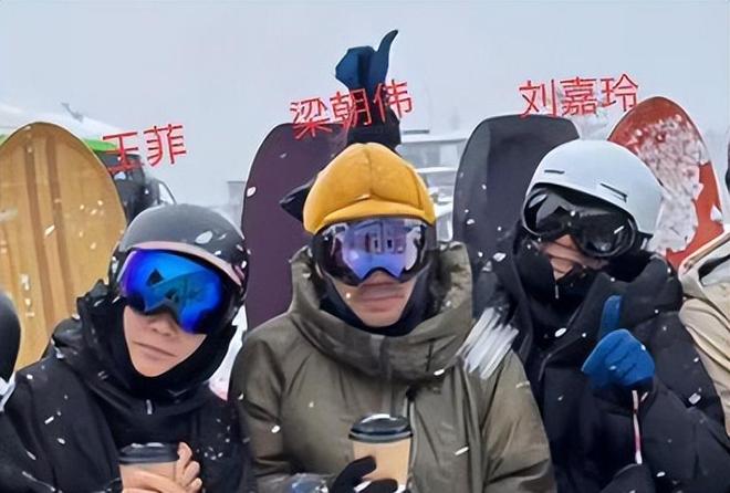 啡坐梁朝伟旁19岁李嫣兔唇疤痕明显瓦力棋牌王菲陪刘嘉玲夫妇滑雪端咖(图4)