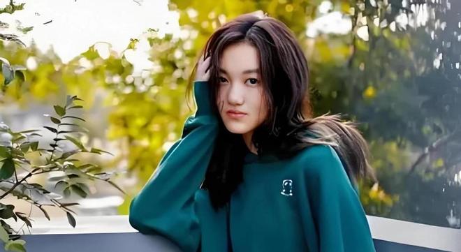 啡坐梁朝伟旁19岁李嫣兔唇疤痕明显瓦力棋牌王菲陪刘嘉玲夫妇滑雪端咖(图3)