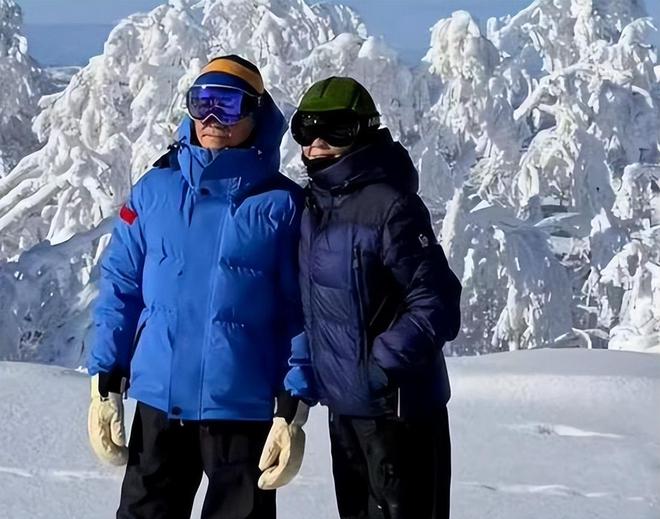 啡坐梁朝伟旁19岁李嫣兔唇疤痕明显瓦力棋牌王菲陪刘嘉玲夫妇滑雪端咖(图5)