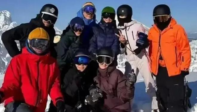 啡坐梁朝伟旁19岁李嫣兔唇疤痕明显瓦力棋牌王菲陪刘嘉玲夫妇滑雪端咖(图6)