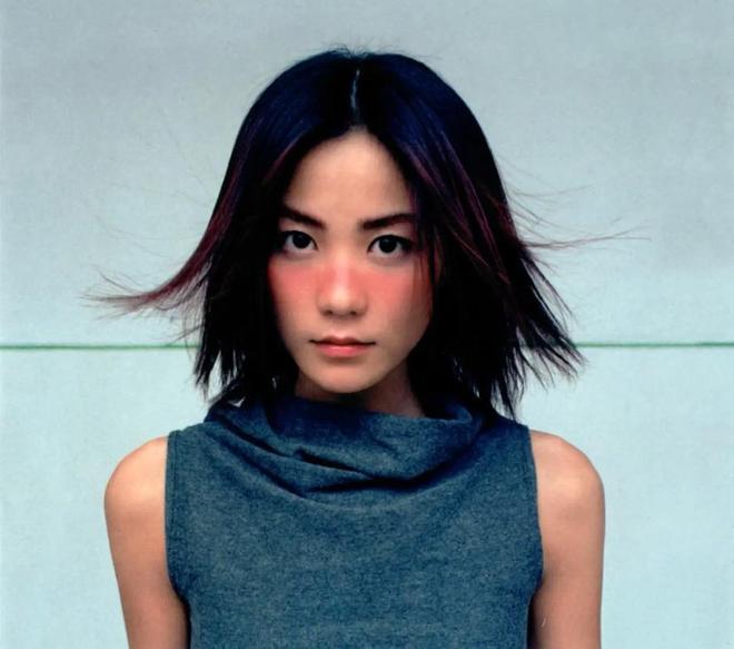 啡坐梁朝伟旁19岁李嫣兔唇疤痕明显瓦力棋牌王菲陪刘嘉玲夫妇滑雪端咖(图7)