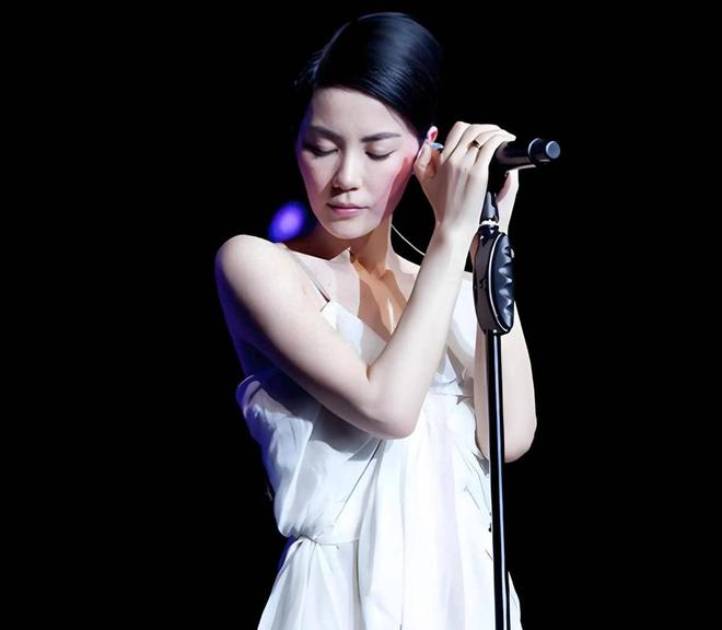 啡坐梁朝伟旁19岁李嫣兔唇疤痕明显瓦力棋牌王菲陪刘嘉玲夫妇滑雪端咖(图9)