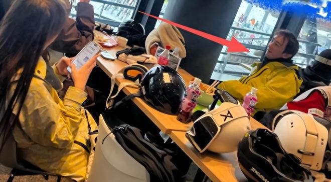 啡坐梁朝伟旁19岁李嫣兔唇疤痕明显瓦力棋牌王菲陪刘嘉玲夫妇滑雪端咖(图13)