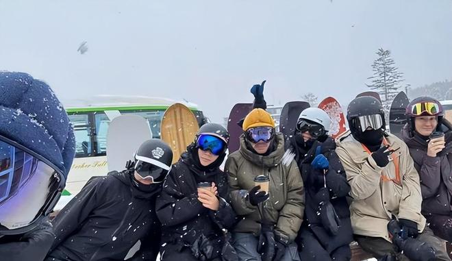 啡坐梁朝伟旁19岁李嫣兔唇疤痕明显瓦力棋牌王菲陪刘嘉玲夫妇滑雪端咖(图15)